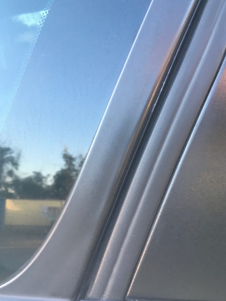 車の窓枠周りのゴム樹脂の白化 を磨きいて綺麗にしよう
