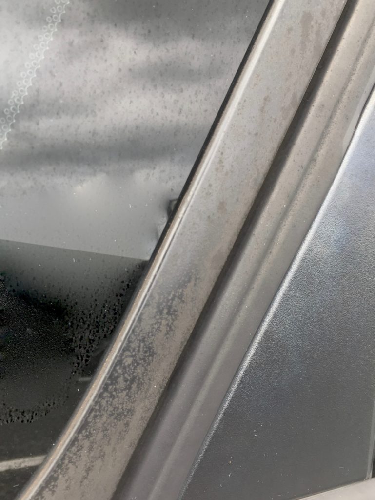 車の窓枠周りのゴム樹脂の白化 を磨きいて綺麗にしよう