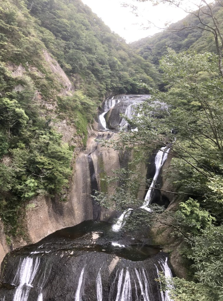 四段に流れ落ちる袋田の滝 見るもを引き込む壮大さを兼ね備えた景観