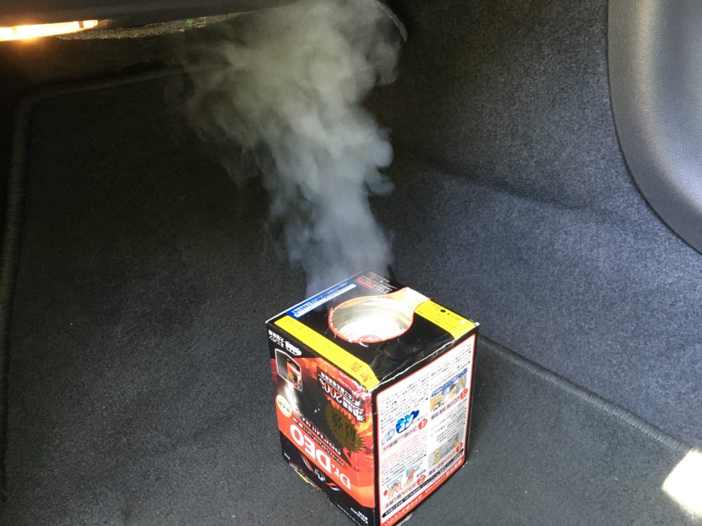 気になるカーエアコンのにおい 車用市販の除菌消臭剤で使ってみた